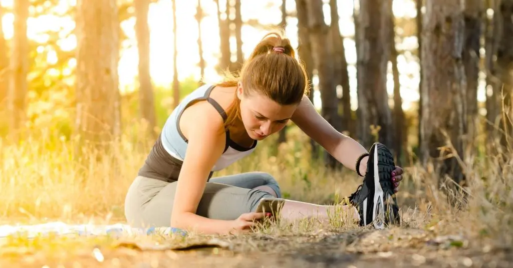 Woman exercising to relieve knee pain due to sports injury