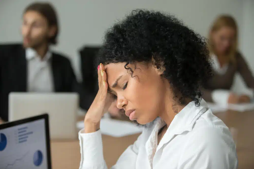 a-women-having-an-headache
